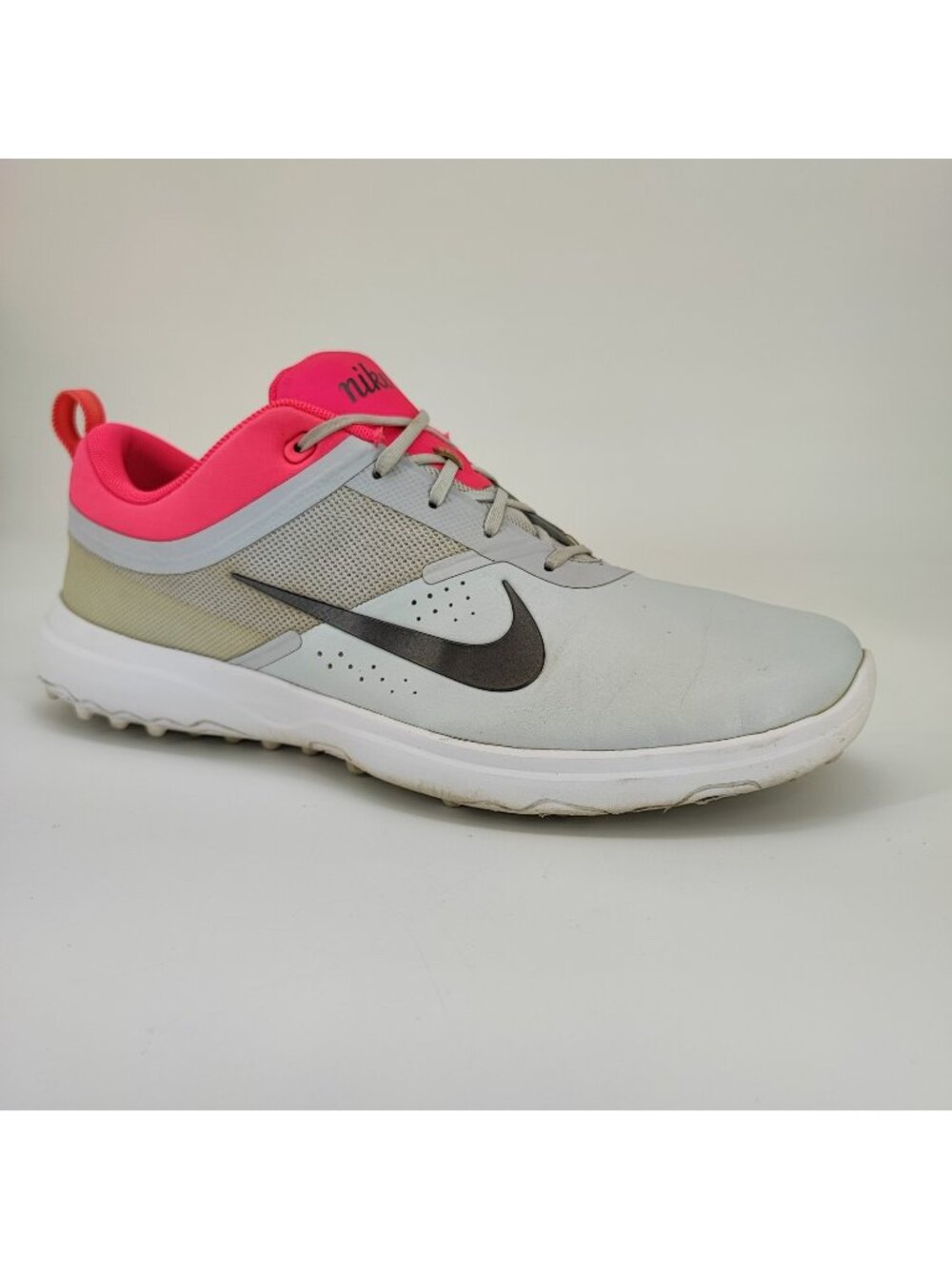 Nike Akamai Women's Size 9.5 US Golf Shoes White Leather Sneakers 818732-002